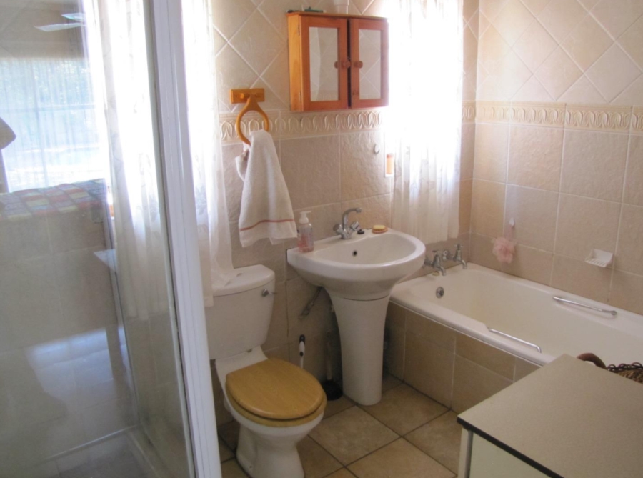 5 Bedroom Property for Sale in Flora Gardens Gauteng