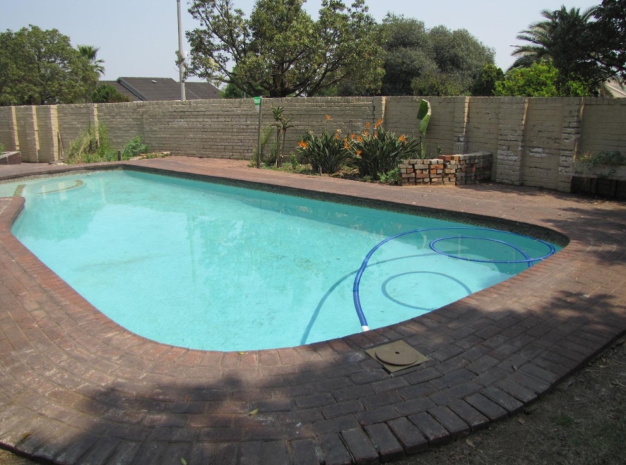 5 Bedroom Property for Sale in Flora Gardens Gauteng