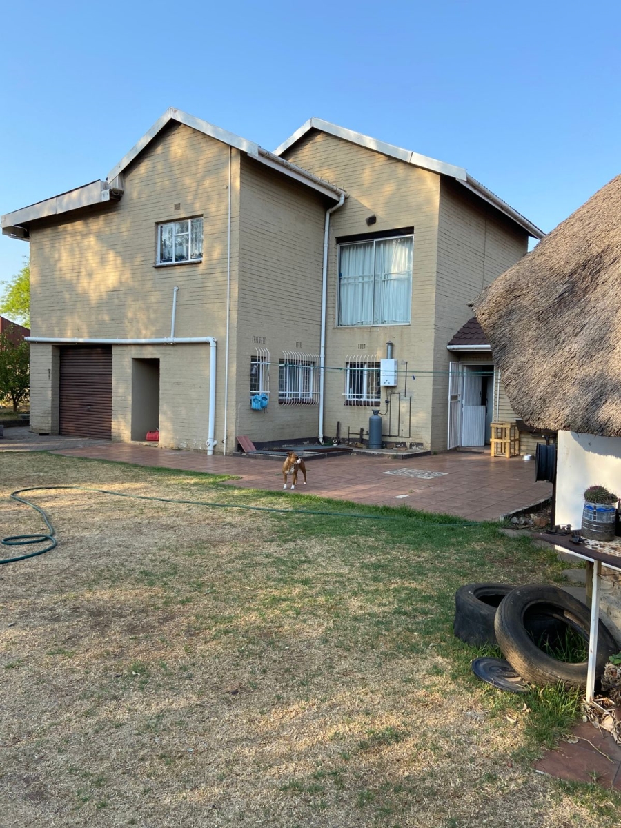 5 Bedroom Property for Sale in Flora Gardens Gauteng