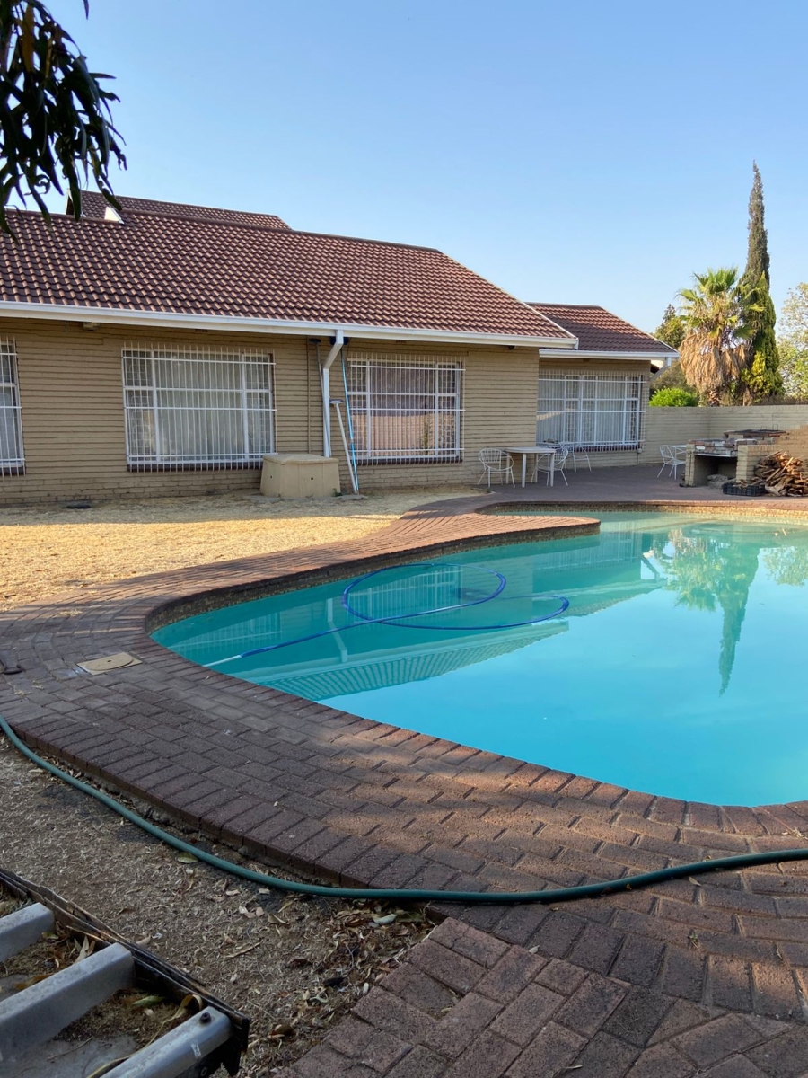 5 Bedroom Property for Sale in Flora Gardens Gauteng
