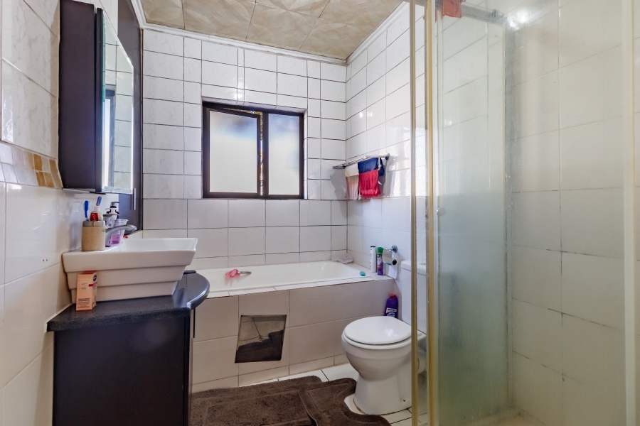2 Bedroom Property for Sale in Noordwyk Gauteng