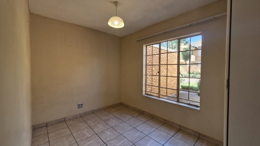 2 Bedroom Property for Sale in Rooihuiskraal North Gauteng