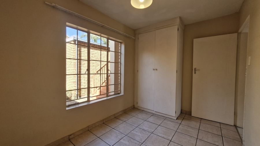 2 Bedroom Property for Sale in Rooihuiskraal North Gauteng