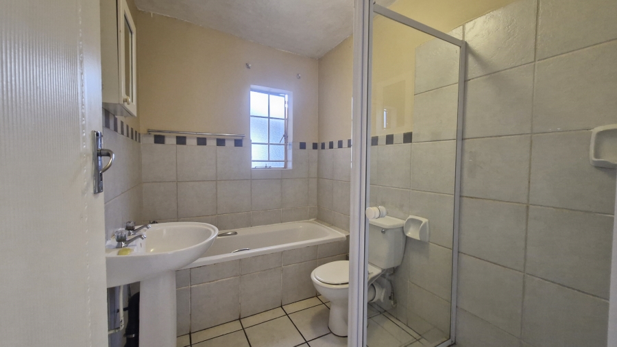 2 Bedroom Property for Sale in Rooihuiskraal North Gauteng
