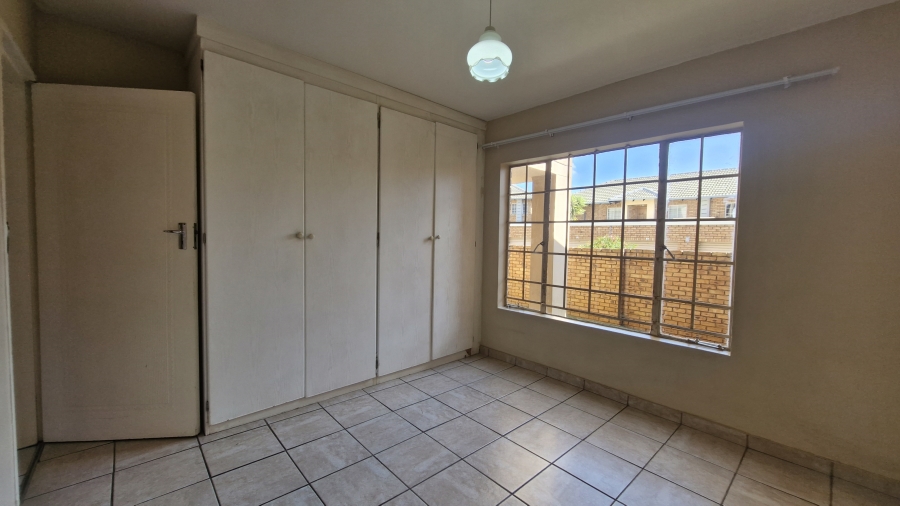 2 Bedroom Property for Sale in Rooihuiskraal North Gauteng