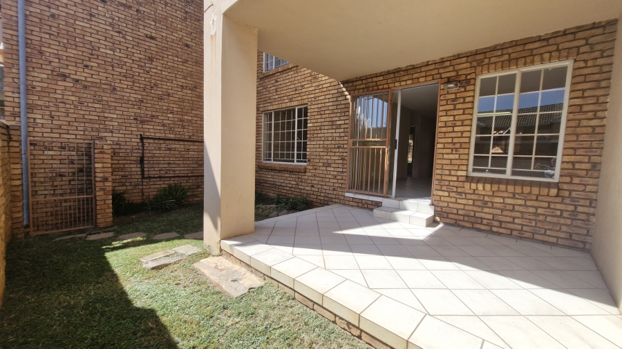 2 Bedroom Property for Sale in Rooihuiskraal North Gauteng