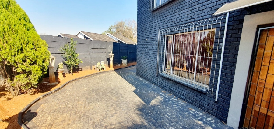 To Let 2 Bedroom Property for Rent in Golf Park Gauteng
