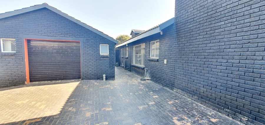 To Let 2 Bedroom Property for Rent in Golf Park Gauteng