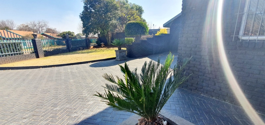 To Let 2 Bedroom Property for Rent in Golf Park Gauteng