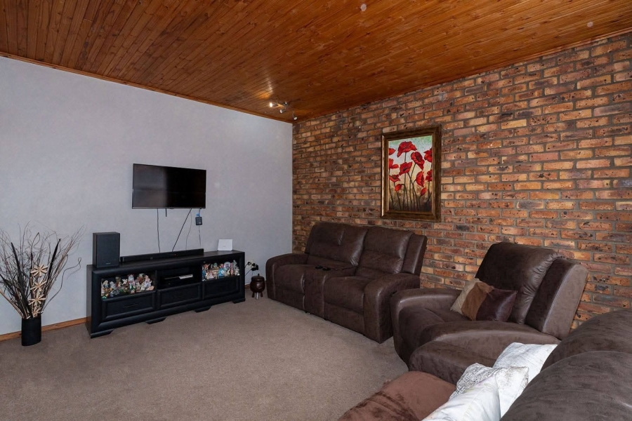 6 Bedroom Property for Sale in Edleen Gauteng