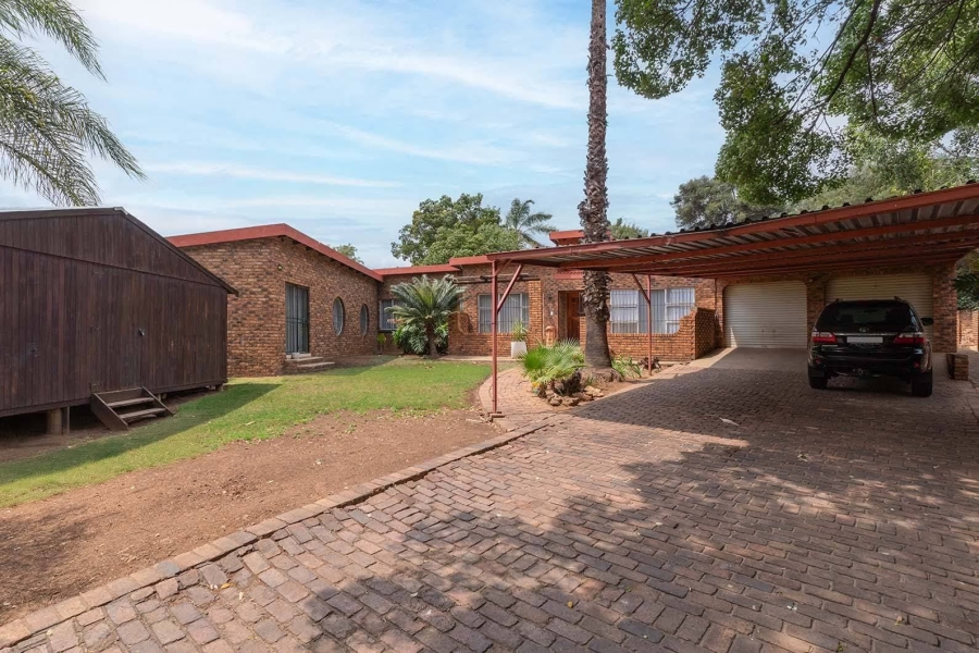 6 Bedroom Property for Sale in Edleen Gauteng