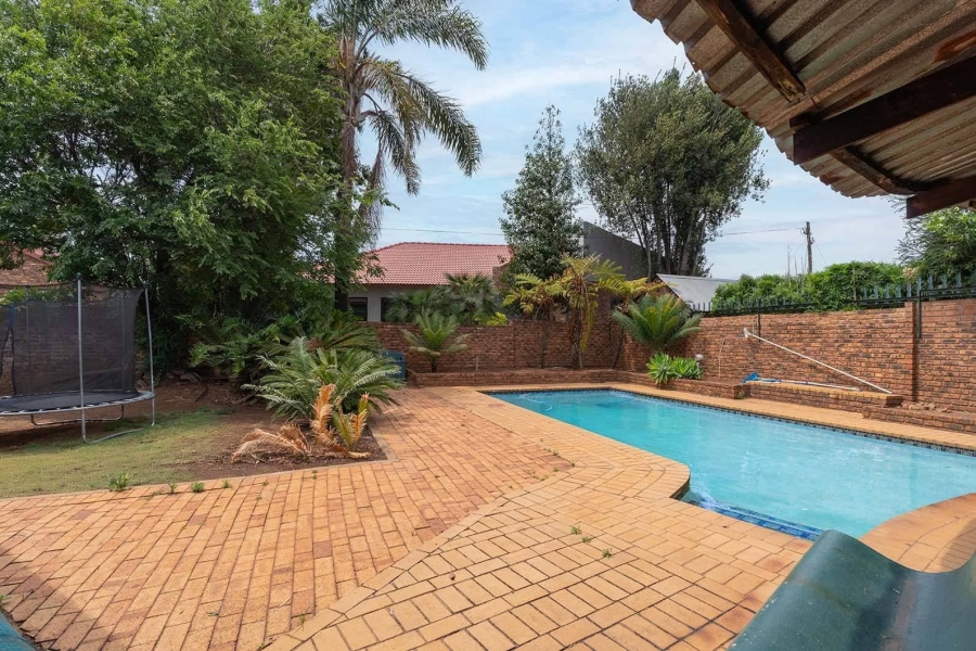 6 Bedroom Property for Sale in Edleen Gauteng