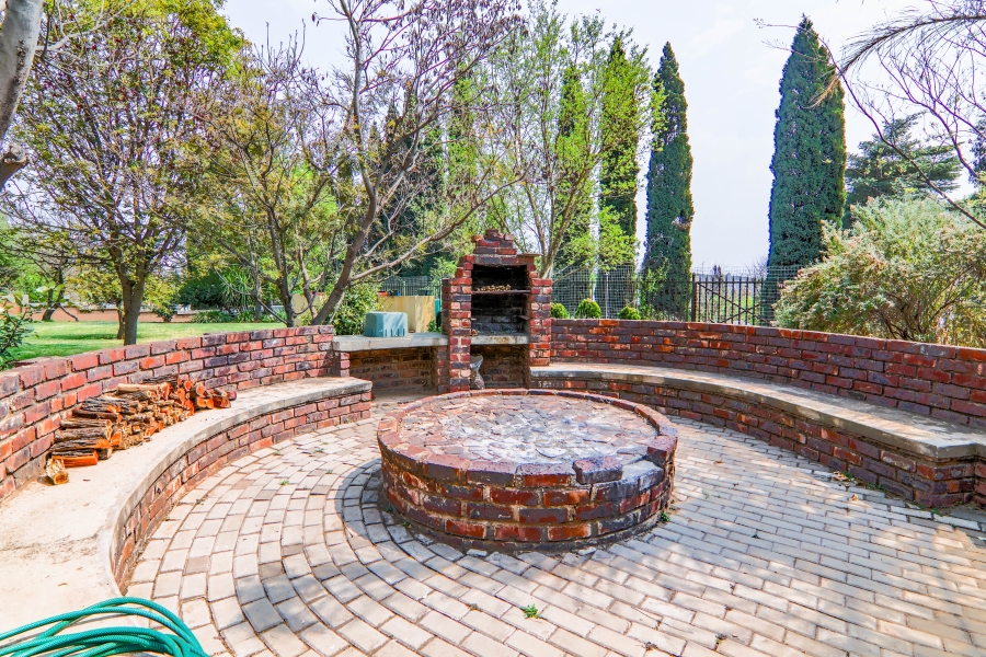 6 Bedroom Property for Sale in Doornkloof Gauteng