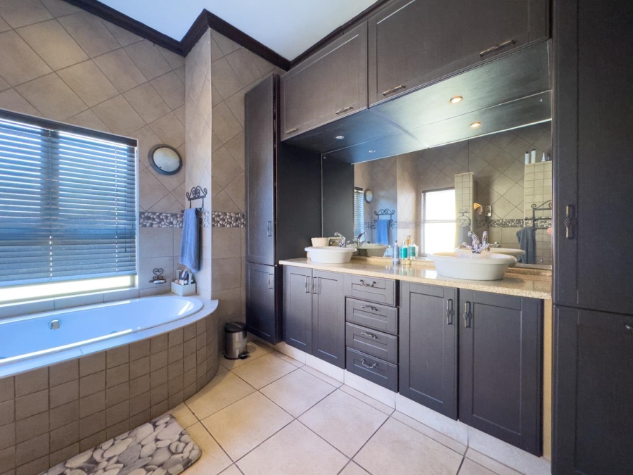 5 Bedroom Property for Sale in Blue Saddle Ranches Gauteng