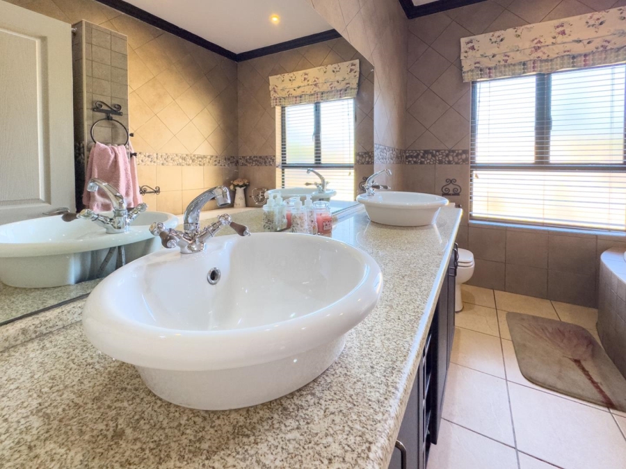 5 Bedroom Property for Sale in Blue Saddle Ranches Gauteng