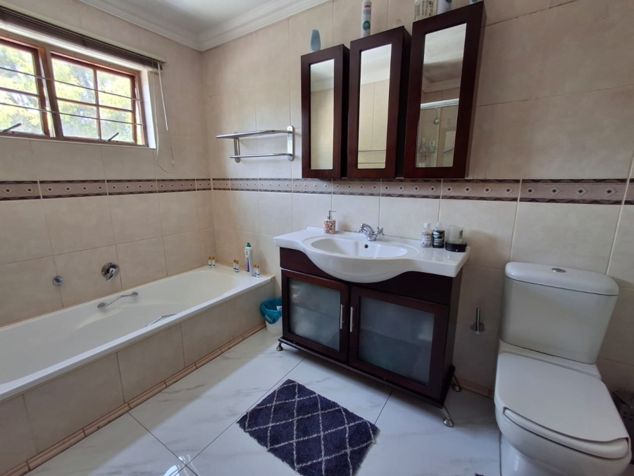 4 Bedroom Property for Sale in Sonneveld Gauteng