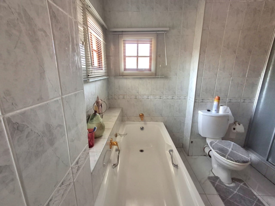 4 Bedroom Property for Sale in Sonneveld Gauteng