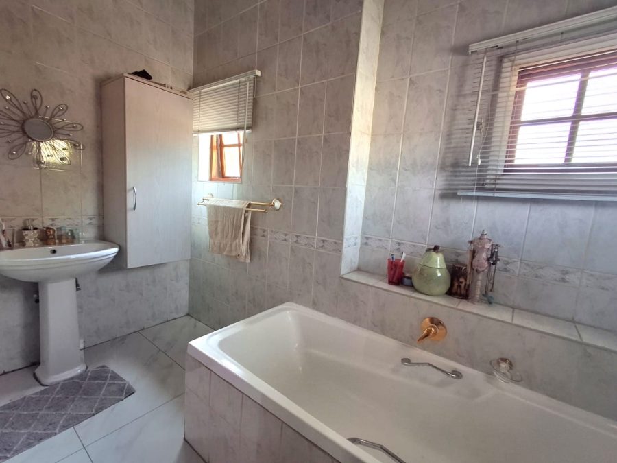 4 Bedroom Property for Sale in Sonneveld Gauteng