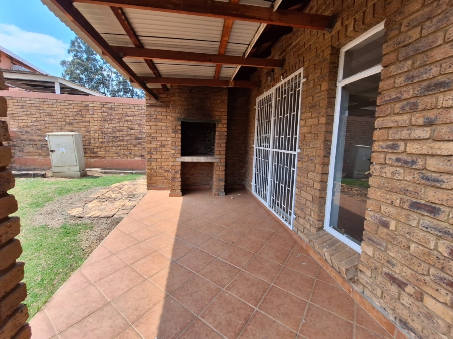 2 Bedroom Property for Sale in Rensburg Gauteng