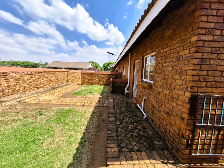 2 Bedroom Property for Sale in Rensburg Gauteng