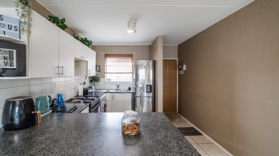 To Let 2 Bedroom Property for Rent in Vorna Valley Gauteng