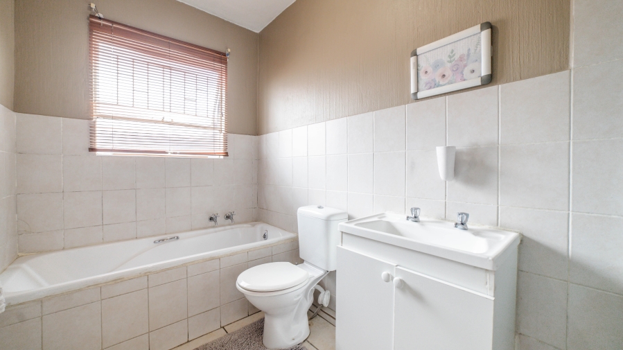 To Let 2 Bedroom Property for Rent in Vorna Valley Gauteng