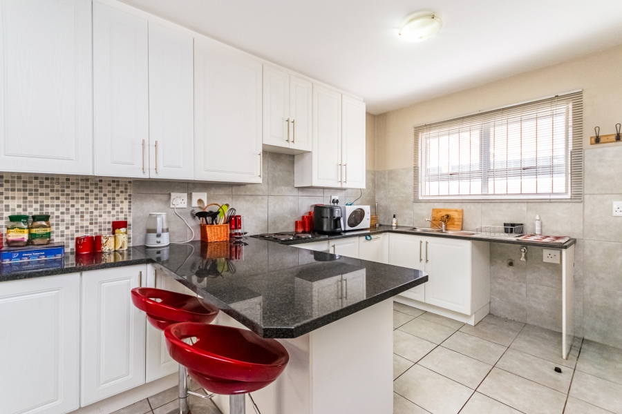 2 Bedroom Property for Sale in Die Hoewes Gauteng