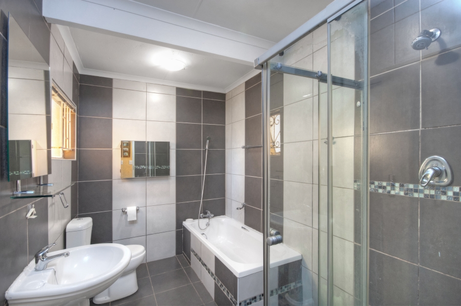 4 Bedroom Property for Sale in Roseacre Gauteng