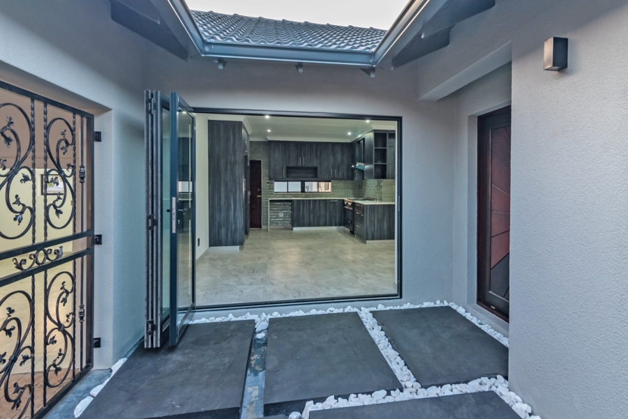 To Let 4 Bedroom Property for Rent in Roodekrans Gauteng