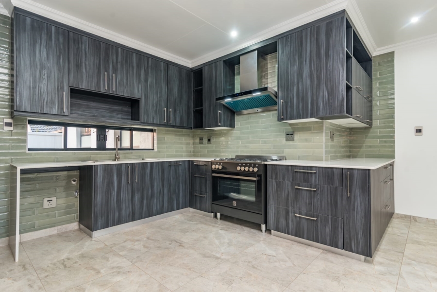 To Let 4 Bedroom Property for Rent in Roodekrans Gauteng