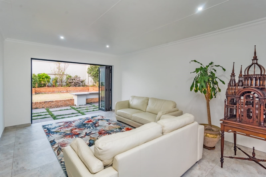 To Let 4 Bedroom Property for Rent in Roodekrans Gauteng