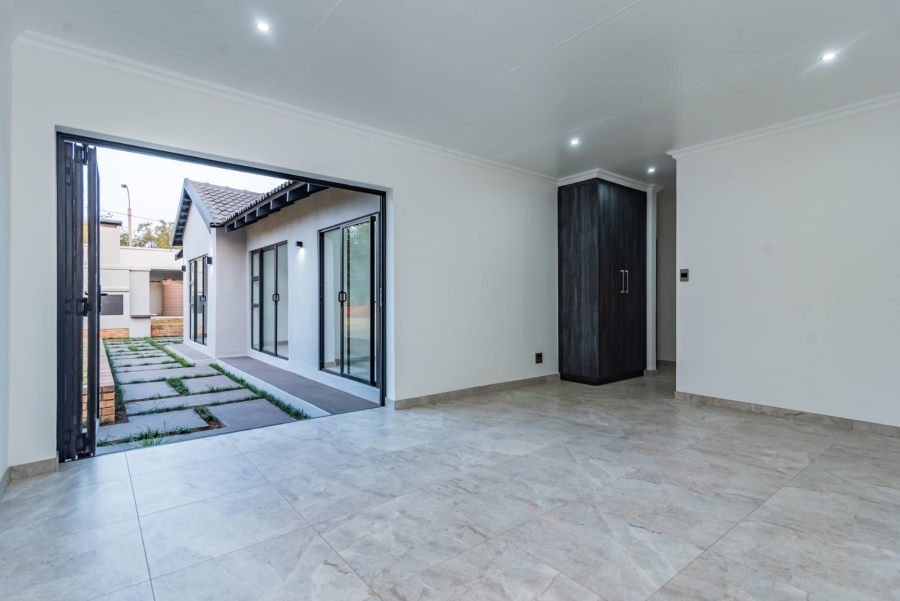 To Let 4 Bedroom Property for Rent in Roodekrans Gauteng