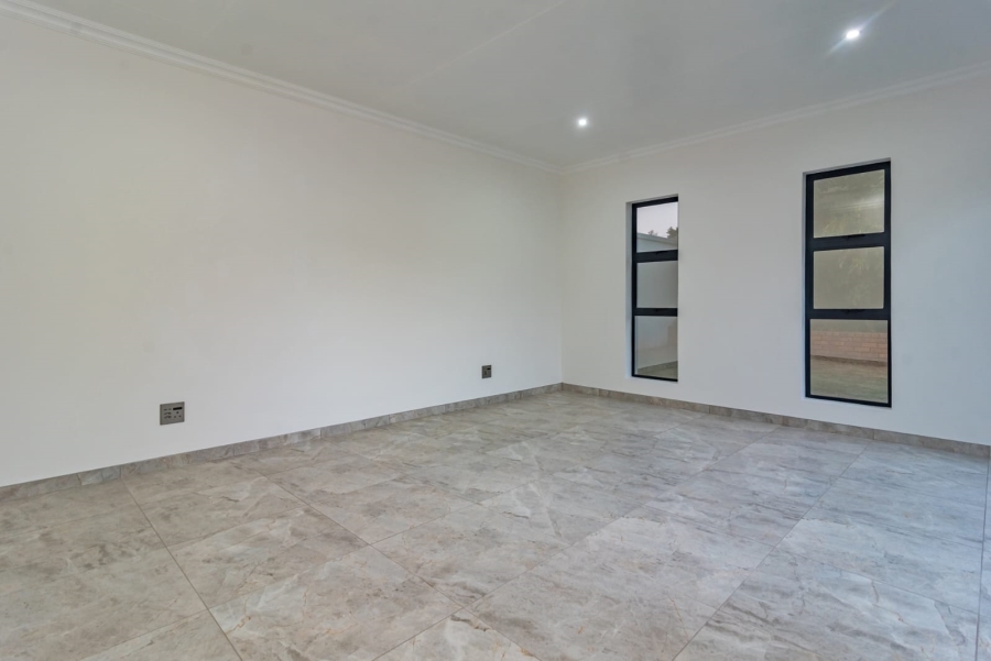 To Let 4 Bedroom Property for Rent in Roodekrans Gauteng