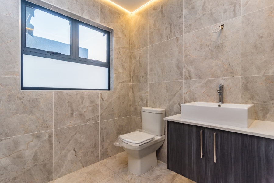 To Let 4 Bedroom Property for Rent in Roodekrans Gauteng