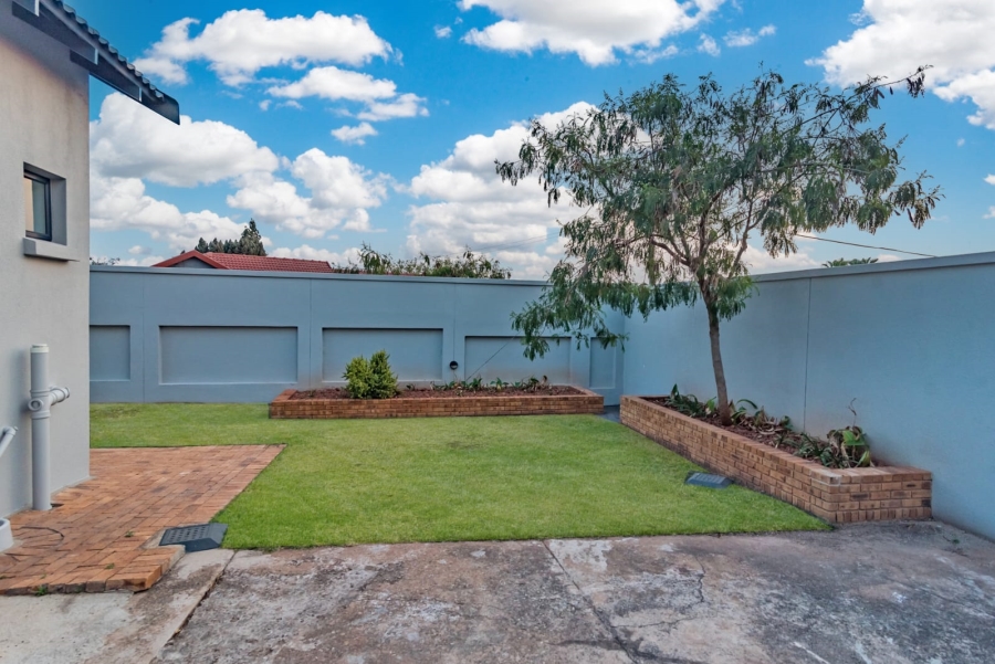 To Let 4 Bedroom Property for Rent in Roodekrans Gauteng