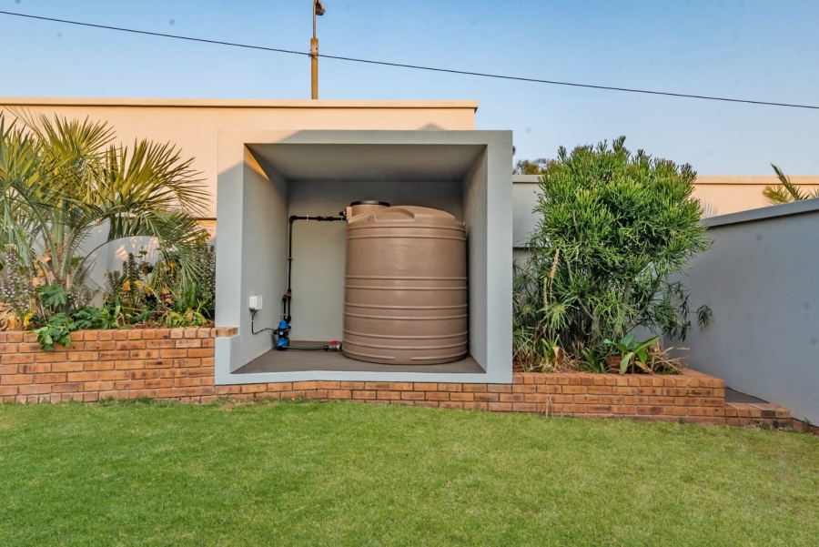 To Let 4 Bedroom Property for Rent in Roodekrans Gauteng