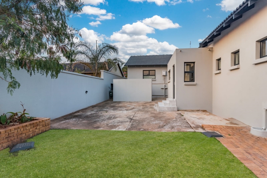 To Let 4 Bedroom Property for Rent in Roodekrans Gauteng