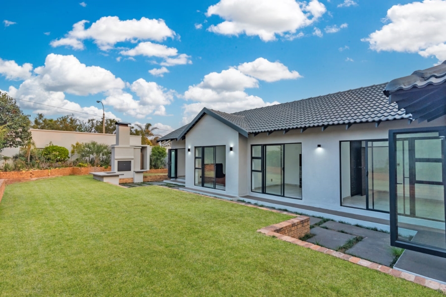 To Let 4 Bedroom Property for Rent in Roodekrans Gauteng