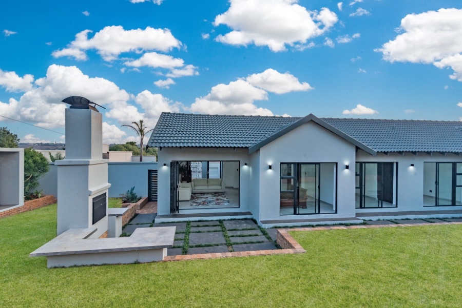 To Let 4 Bedroom Property for Rent in Roodekrans Gauteng