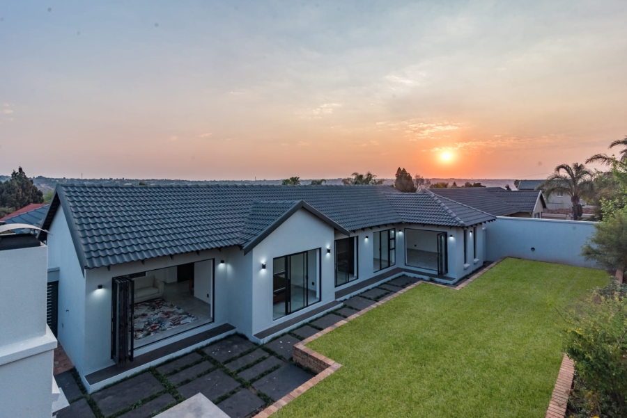 To Let 4 Bedroom Property for Rent in Roodekrans Gauteng