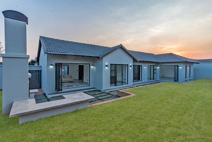 To Let 4 Bedroom Property for Rent in Roodekrans Gauteng