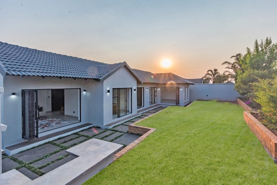 To Let 4 Bedroom Property for Rent in Roodekrans Gauteng