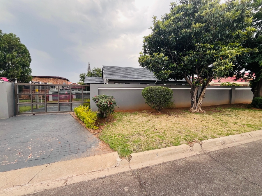 4 Bedroom Property for Sale in Klippoortje Gauteng