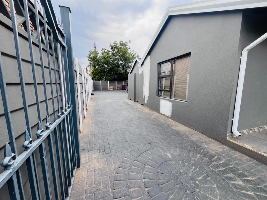 4 Bedroom Property for Sale in Klippoortje Gauteng