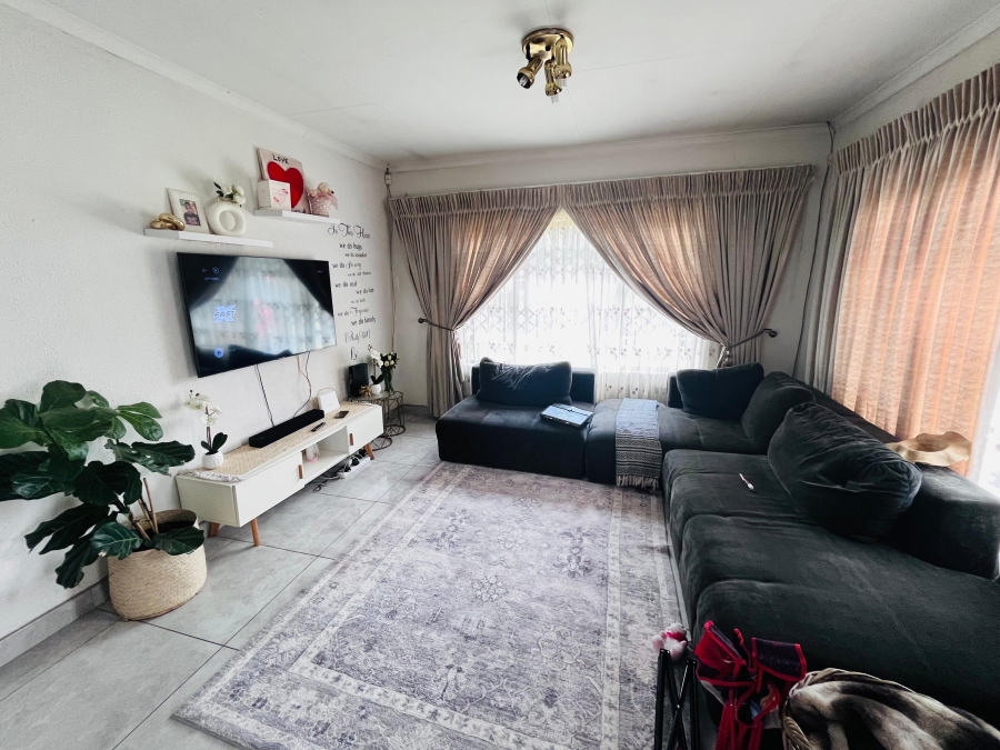 4 Bedroom Property for Sale in Klippoortje Gauteng