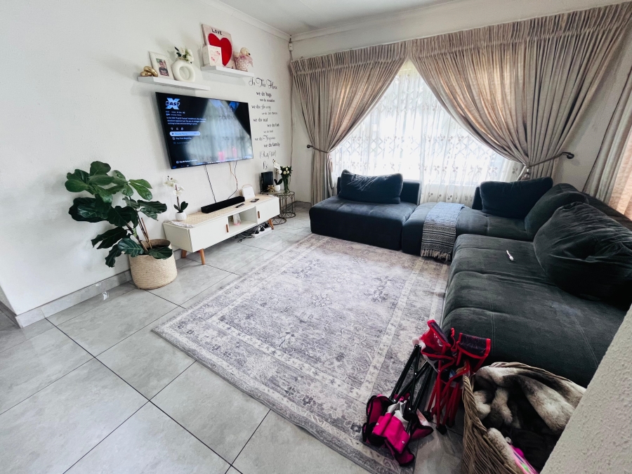 4 Bedroom Property for Sale in Klippoortje Gauteng