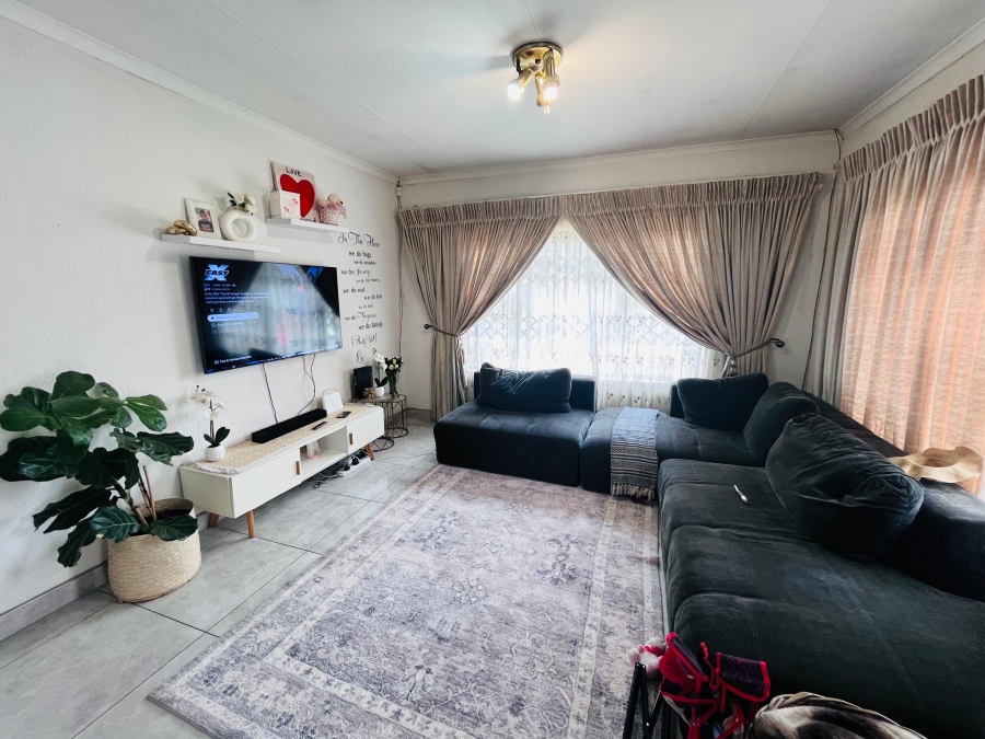 4 Bedroom Property for Sale in Klippoortje Gauteng