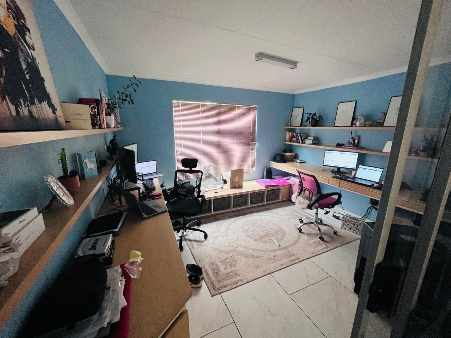 4 Bedroom Property for Sale in Klippoortje Gauteng