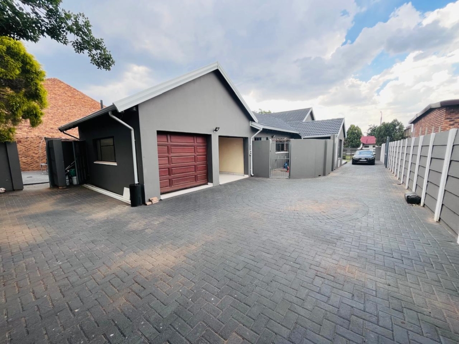 4 Bedroom Property for Sale in Klippoortje Gauteng