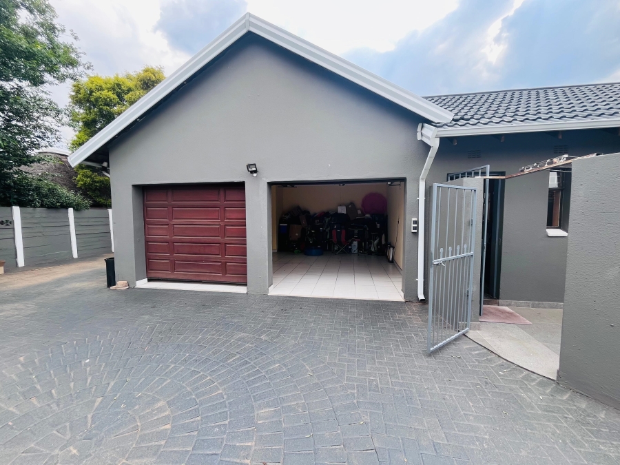4 Bedroom Property for Sale in Klippoortje Gauteng
